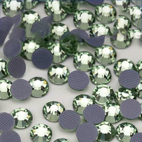 Glas-Hotfix-Kristall-Strasssteine mit flacher Rückseite für DIY-Kleidungsstoffdekorationen – 018 Chrysolite – SS8 – 1440 Stück von YFSHC
