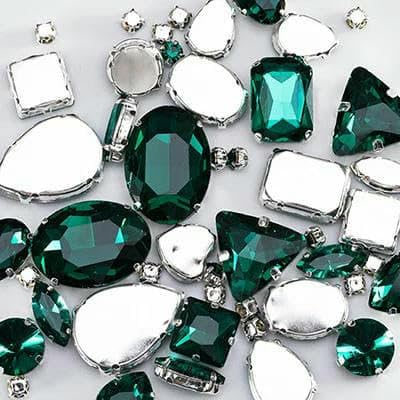 Smaragdgrüne Glas-Strasssteine für Kleidung, lose, flache Rückseite, Kleidersteine, dekorativer Kristall zum Aufnähen, 50 Stück/Packung, S045-Smaragdgrün, verschi von YFSHC