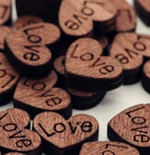 YIEUR 300 Stück Herz Holz, 10x12mm Herzchen Holzscheiben mit love Wort, glücklich Klein herz Deko für Hochzeit Weihnachts Geburtstag Streudeko Tischdeko(dunkel-10mm) von YIEUR