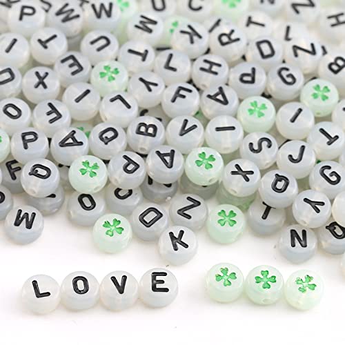 YIEUR 1000 Stück Buchstabenperlen nachtleuchtende zum Basteln, 7mm Buchstaben Perlen Zwischenperlen mit Loch, Rund Alphabet Perlen Namen mit Kleeblatt Perlen für Deko Handwerk Schmuckherstellung von YIEUR