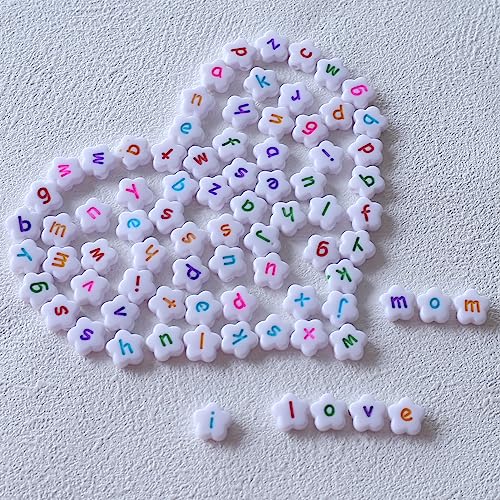 YIEUR 500 Stück Weiß Plastik Perlen mit bunt Buchstaben, 11mm Blumen Form Alphabet Beads, Blütenformig Lose Buchstabenperlen mit Loch, 150g Kunst Acryl Bastelperlen für DIY&Schmuckherstellung von YIEUR