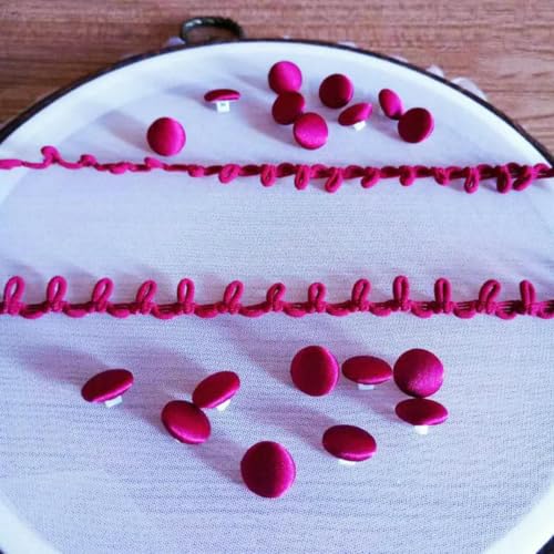 50 Stück/Los Bunte Satin-Stoffknöpfe für Hochzeitskleider, Rückenmantel, Hemd, DIY-Kleidungsdekoration (1 m Schnallenseil in gleicher Farbe senden) - Weinrot - D von YJMYZ