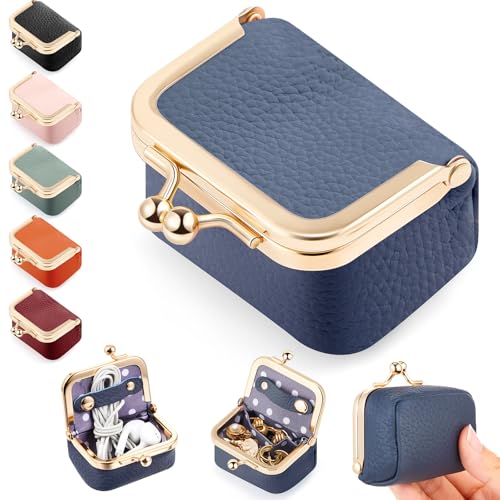 Yeyeplum Mini-Schmuckschatulle aus echtem Leder, klein, Reise-Schmuckaufbewahrung, Organizer, Vintage-Stil, tragbare Ringbox mit Kussschloss, Münzbörse für Damen, Ohrringe, Halsketten, Armbänder Yeyeplum Mini-Schmuckschatulle aus echtem Leder, klein, Reise-Schmuckaufbewahrung, Organizer, Vintage-Stil, tragbare Ringbox mit Kussschloss, Münzbörse für Damen, Ohrringe, Halsketten, Armbänder von Yeyeplum
