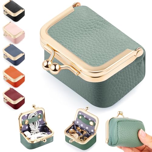 Yeyeplum Mini-Schmuckschatulle aus echtem Leder, klein, Reise-Schmuckaufbewahrung, Organizer, Vintage-Stil, tragbare Ringbox mit Kussschloss, Münzbörse für Damen, Ohrringe, Halsketten, Armbänder Yeyeplum Mini-Schmuckschatulle aus echtem Leder, klein, Reise-Schmuckaufbewahrung, Organizer, Vintage-Stil, tragbare Ringbox mit Kussschloss, Münzbörse für Damen, Ohrringe, Halsketten, Armbänder von Yeyeplum