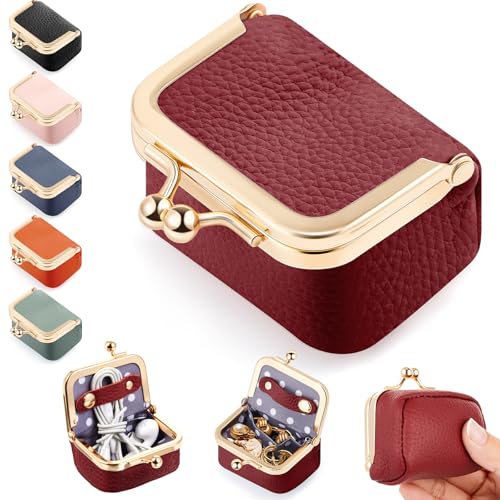 Yeyeplum Mini-Schmuckschatulle aus echtem Leder, klein, Reise-Schmuckaufbewahrung, Organizer, Vintage-Stil, tragbare Ringbox mit Kussschloss, Münzbörse für Damen, Ohrringe, Halsketten, Armbänder Yeyeplum Mini-Schmuckschatulle aus echtem Leder, klein, Reise-Schmuckaufbewahrung, Organizer, Vintage-Stil, tragbare Ringbox mit Kussschloss, Münzbörse für Damen, Ohrringe, Halsketten, Armbänder von Yeyeplum