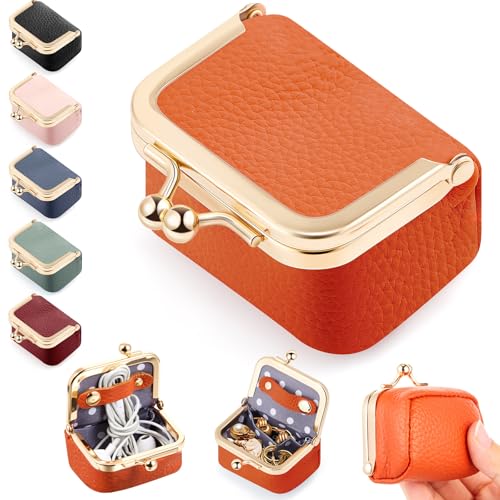 Yeyeplum Mini-Schmuckschatulle aus echtem Leder, klein, Reise-Schmuckaufbewahrung, Organizer, Vintage-Stil, tragbare Ringbox mit Kussschloss, Münzbörse für Damen, Ohrringe, Halsketten, Armbänder Yeyeplum Mini-Schmuckschatulle aus echtem Leder, klein, Reise-Schmuckaufbewahrung, Organizer, Vintage-Stil, tragbare Ringbox mit Kussschloss, Münzbörse für Damen, Ohrringe, Halsketten, Armbänder von Yeyeplum