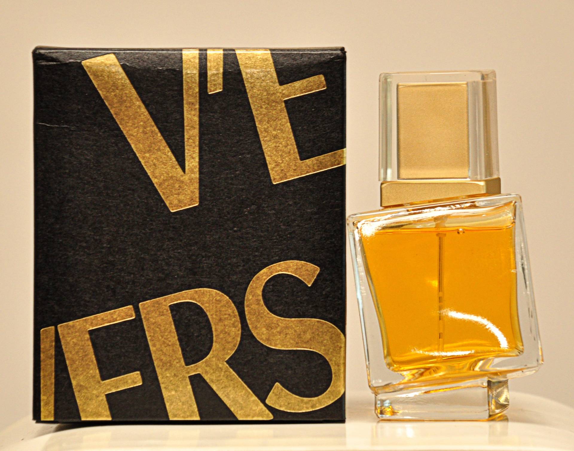 Gianni Versace V'eau De Parfum Edp 100Ml Spray Parfüm Frau Rarissimo Vintage 1989 Gianni Versace V'eau De Parfum Edp 100Ml Spray Parfüm Frau Rarissimo Vintage 1989 von YourVintagePerfume