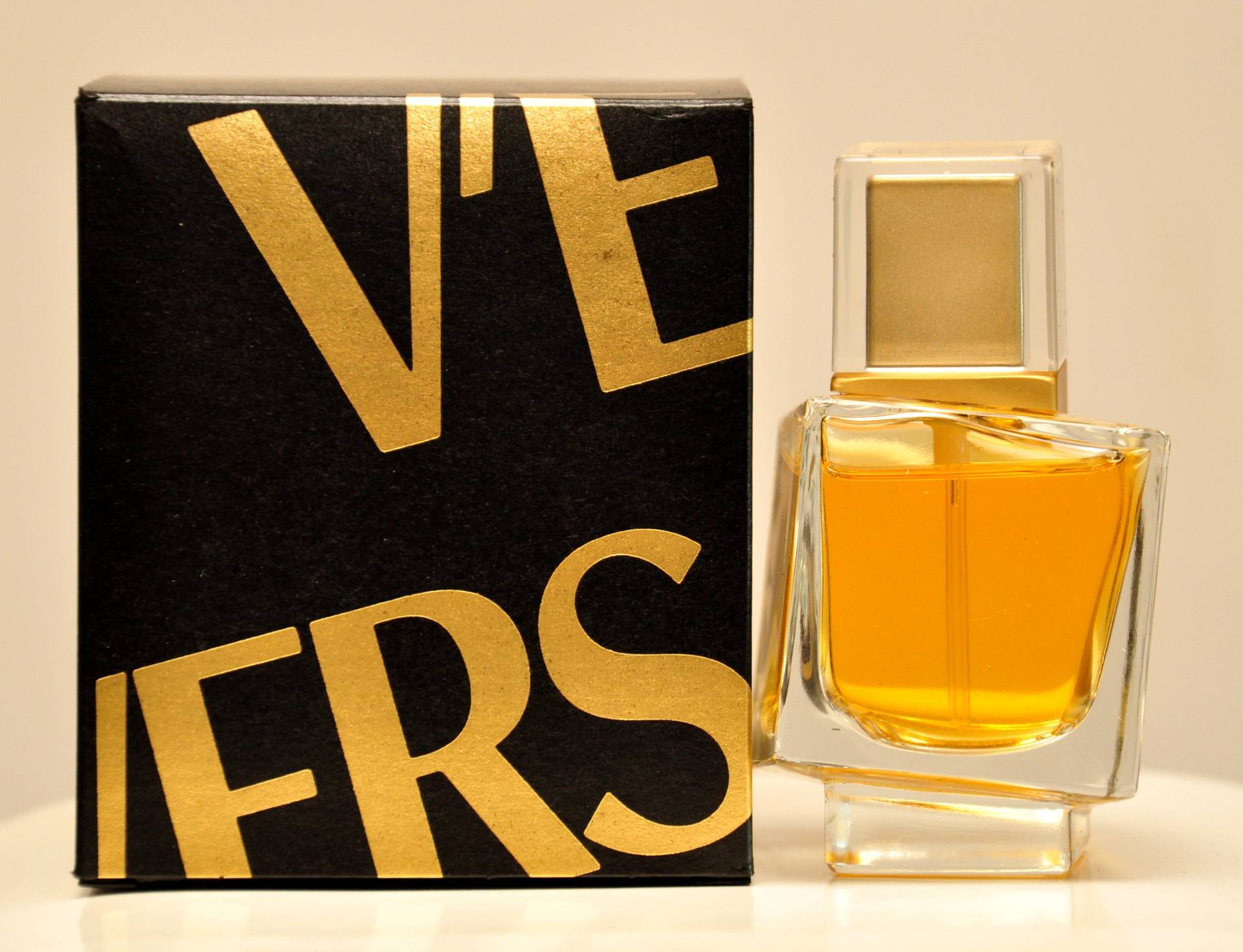 Gianni Versace V'eau De Parfum Edp 50Ml Spray Parfüm Frau Rarissimo Vintage 1989 Gianni Versace V'eau De Parfum Edp 50Ml Spray Parfüm Frau Rarissimo Vintage 1989 von YourVintagePerfume