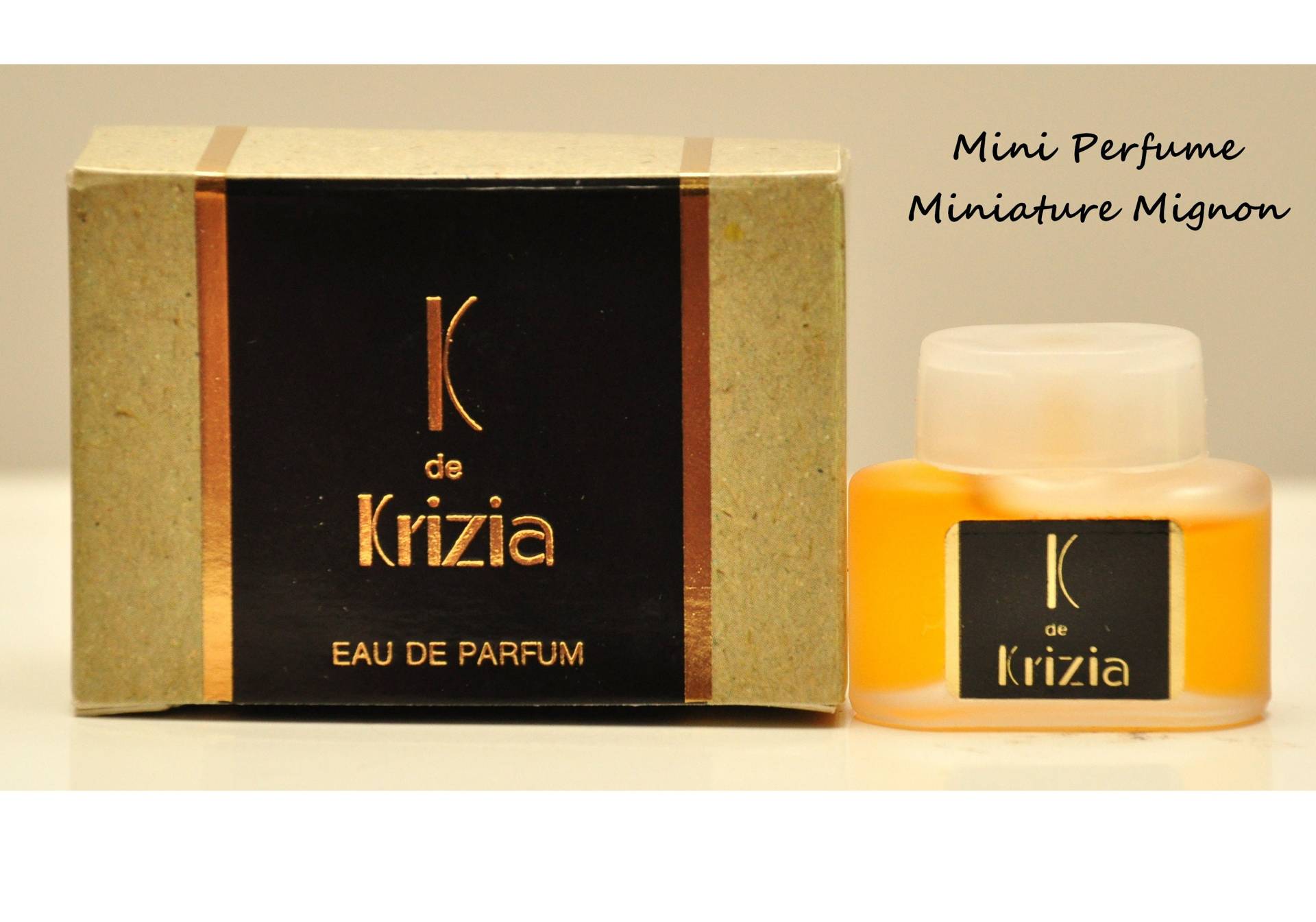 Krizia K De Eau Parfum Edp 4 Ml Miniatur Splash Non Spray Damenparfüm Sehr Selten Vintage 1982 Krizia K De Eau Parfum Edp 4 Ml Miniatur Splash Non Spray Damenparfüm Sehr Selten Vintage 1982 von YourVintagePerfume