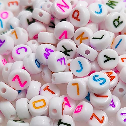500 Stück 4 x 7 mm weiße runde Acryl-Buchstabenperlen A-Z gemischte Kunststoffform lose Perlen für DIYSchmuckherstellung, Armbänder, Halsketten, Schlüsselanhänger (bunt auf weiß) von YuSheng