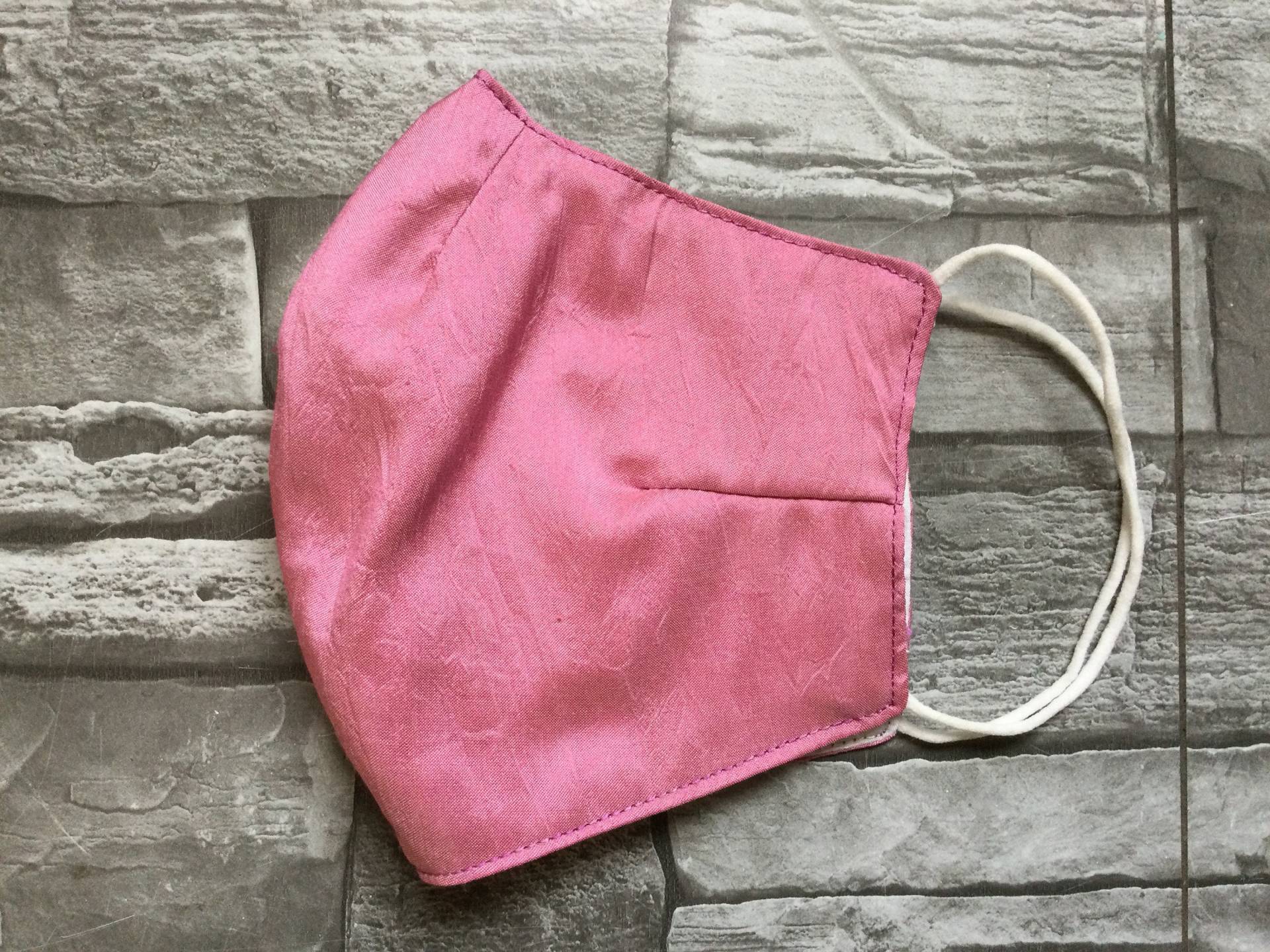 Festliche Behelfsmaske Aus Dupionseide in Rosa Festliche Behelfsmaske Aus Dupionseide in Rosa von YukiwariSouShop
