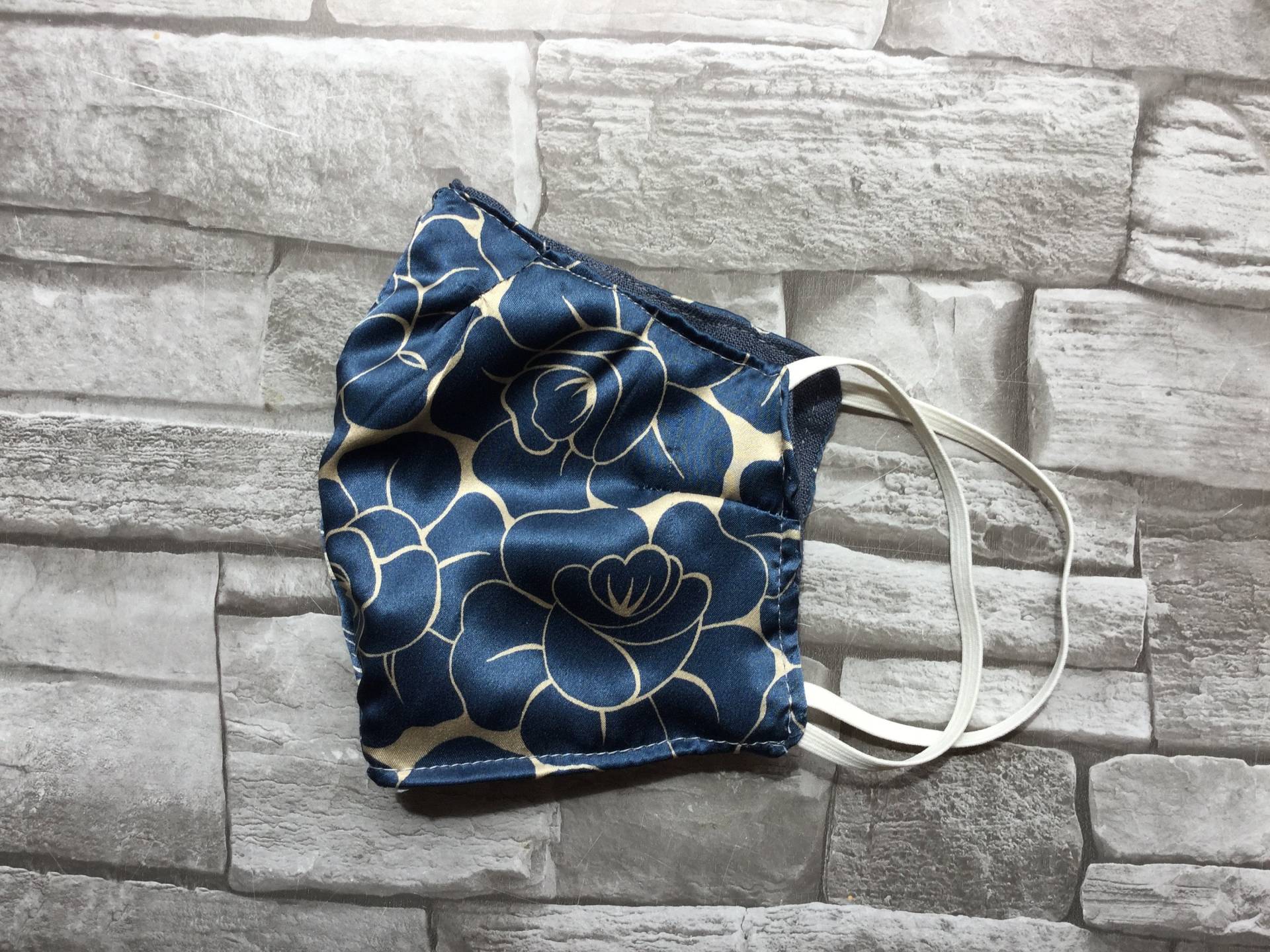 Festliche Behelfsmaske Aus Seide in Blau/Cremé Festliche Behelfsmaske Aus Seide in Blau/Cremé von YukiwariSouShop