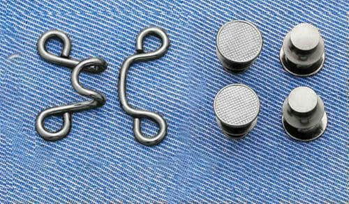 4er-Set Nägel – Metall-Jeans-Knopf-Druckknöpfe, abnehmbare Hosenclips, Knöpfe, Stecknadeln, DIY-Taillenspanner, Kleidungsschnallen, Nähwerkzeuge – Groß Schwarz (32 mm) – 4er-Set von ZEYRU