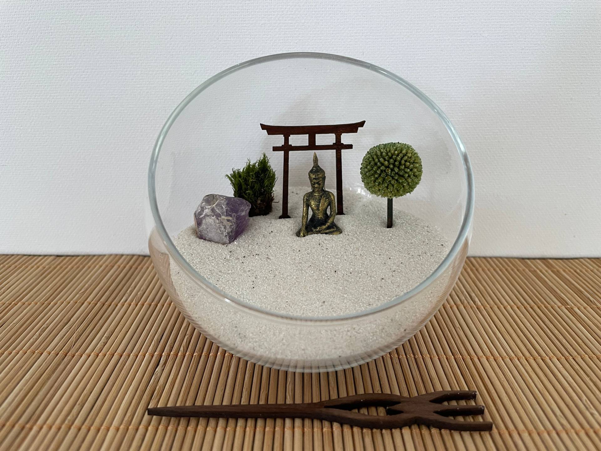 Miniatur Zen-Garten in Glas-Kugel Mit Kristall, Moos, Torii, Buddha Und Harke -Nachhaltig Umweltfreundlich Miniatur Zen-Garten in Glas-Kugel Mit Kristall, Moos, Torii, Buddha Und Harke -Nachhaltig Umweltfreundlich von ZenGartenManufaktur