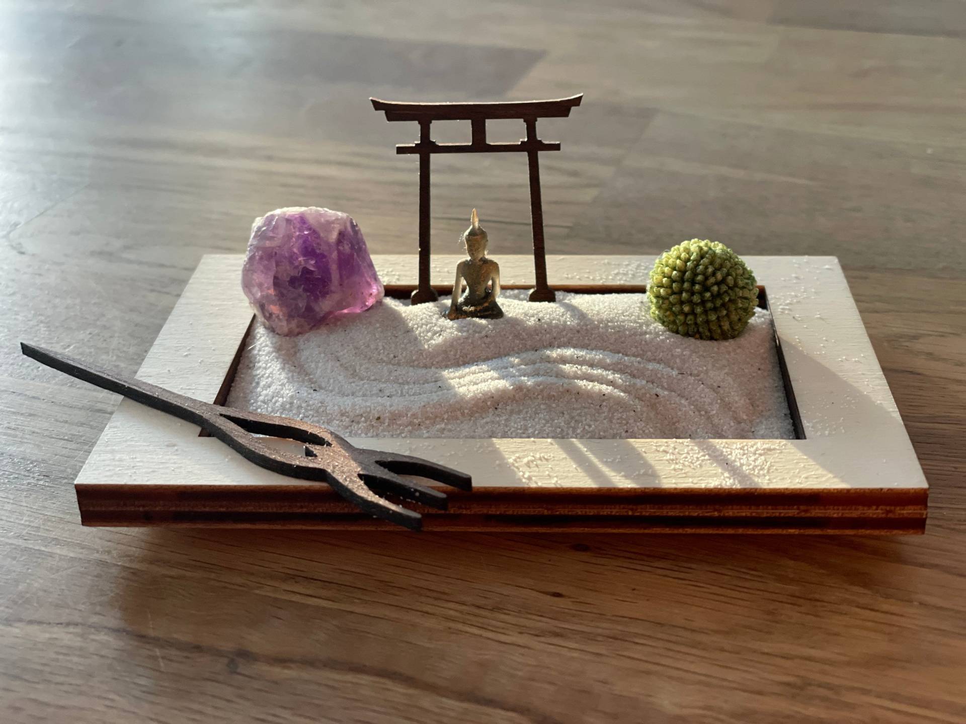 Miniatur Zengarten Aus Hellem Holz Mit Buddha, Torii, Harke, Craspedia-Kugel Und Amethyst Miniatur Zengarten Aus Hellem Holz Mit Buddha, Torii, Harke, Craspedia-Kugel Und Amethyst von ZenGartenManufaktur