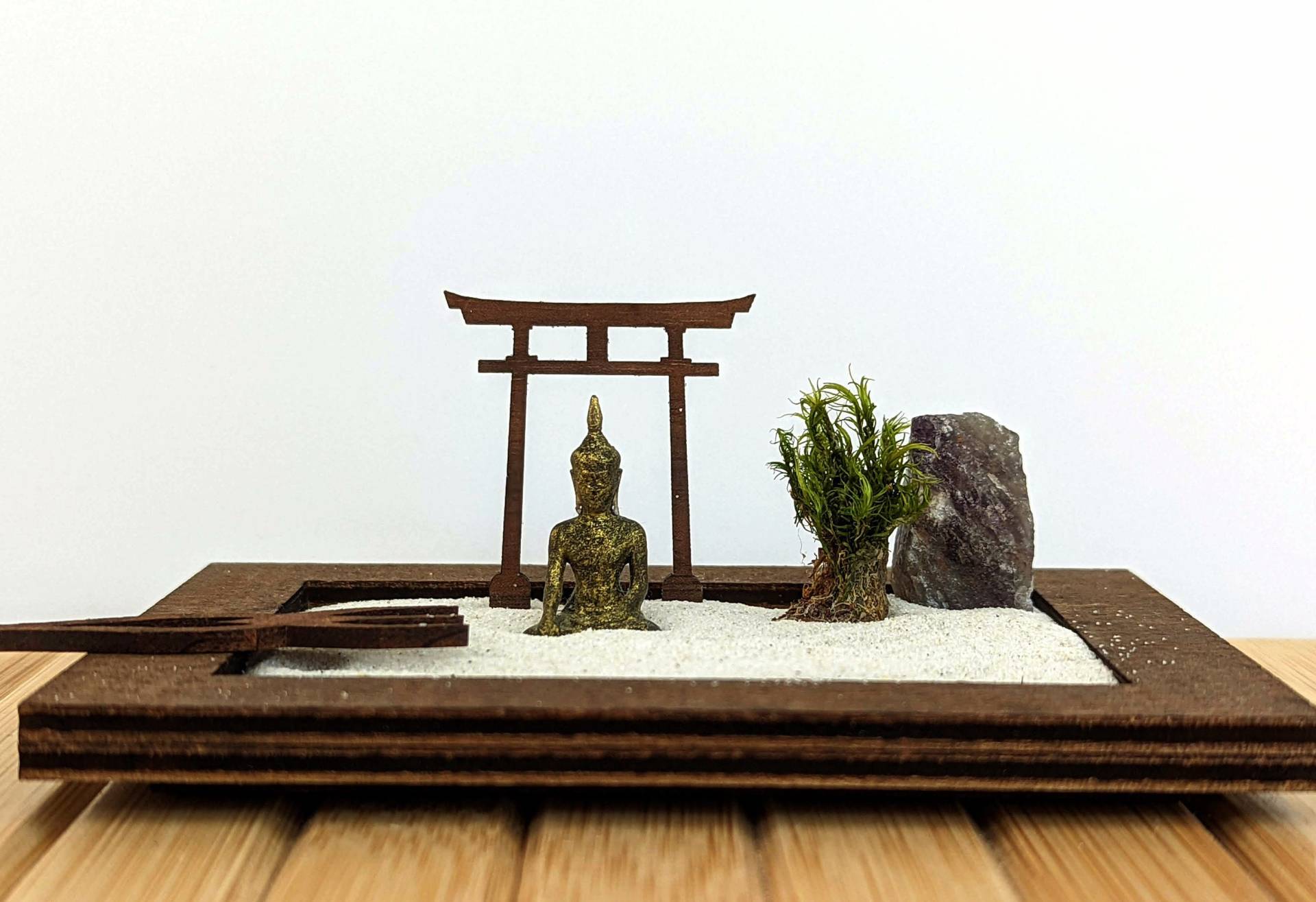 Miniatur Zengarten Mit Buddha, Torii, Harke, Moos Und Amethyst Miniatur Zengarten Mit Buddha, Torii, Harke, Moos Und Amethyst von ZenGartenManufaktur