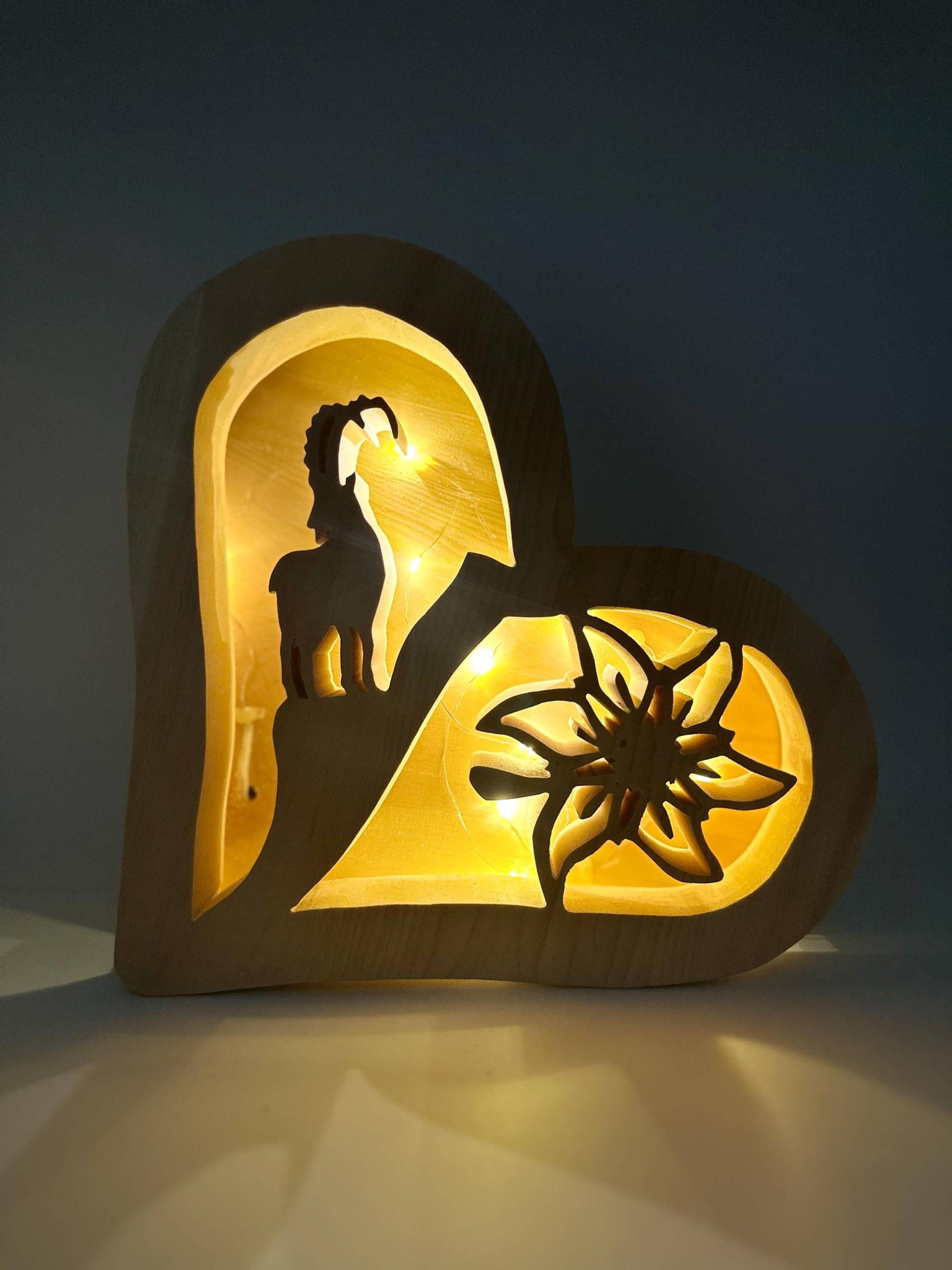 Zirbenherz Led-Lampe Mit Steinbock Und Edelweiß, 30 cm Hoch, Tiroler Zirbenholz - Handgefertigt Im Allgäu Zirbenherz Led-Lampe Mit Steinbock Und Edelweiß, 30 cm Hoch, Tiroler Zirbenholz - Handgefertigt Im Allgäu von Zirbenvielfalt