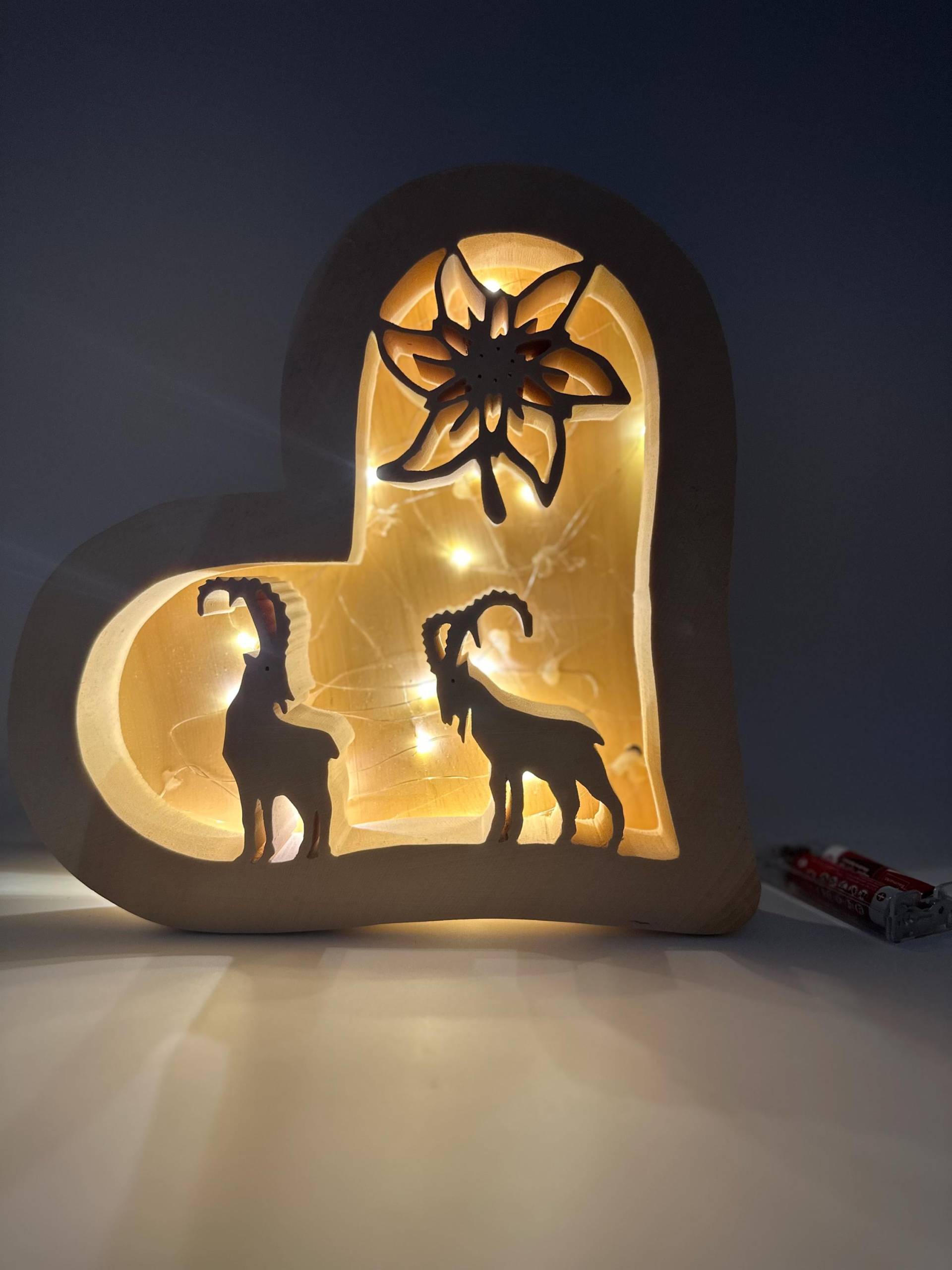 Zirbenherz Led-Lampe Mit Steinböcken Und Edelweiß, 30 cm Hoch Aus Tiroler Zirbenholz - Handgefertigt Im Allgäu Zirbenherz Led-Lampe Mit Steinböcken Und Edelweiß, 30 cm Hoch Aus Tiroler Zirbenholz - Handgefertigt Im Allgäu von Zirbenvielfalt