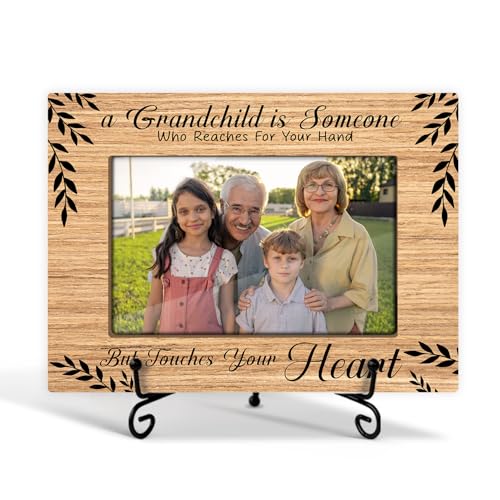 Holz-Bilderrahmen mit Aufsteller, passend für 10 x 15 cm große Hochformat, mit Aufschrift "A Grandchild is Someone Who Reaches for Your Hand but Touches Your Heart" von Ziyouza