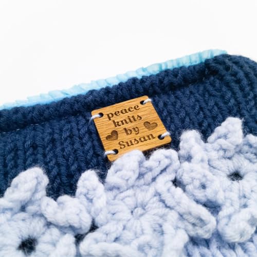 Individuelle Holzknöpfe, gestrickte und gehäkelte Artikel, Knöpfe, individueller Text, Nähen, personalisierte genähte Etiketten (quadratisch, Primärfarbe) von ZoikoM