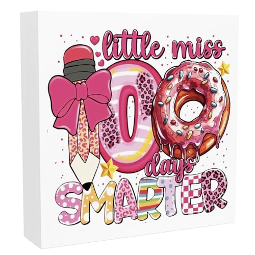 "Welcome Back to School"-Dekoration, Aufschrift "Little Miss 100 Days Smarter Classroom Decor", Aufschrift "Happy First Day of School", lustige Geschenkideen, Dekoration, 12,7 x 12,7 cm "Welcome Back to School"-Dekoration, Aufschrift "Little Miss 100 Days Smarter Classroom Decor", Aufschrift "Happy First Day of School", lustige Geschenkideen, Dekoration, 12,7 x 12,7 cm von Zopedia