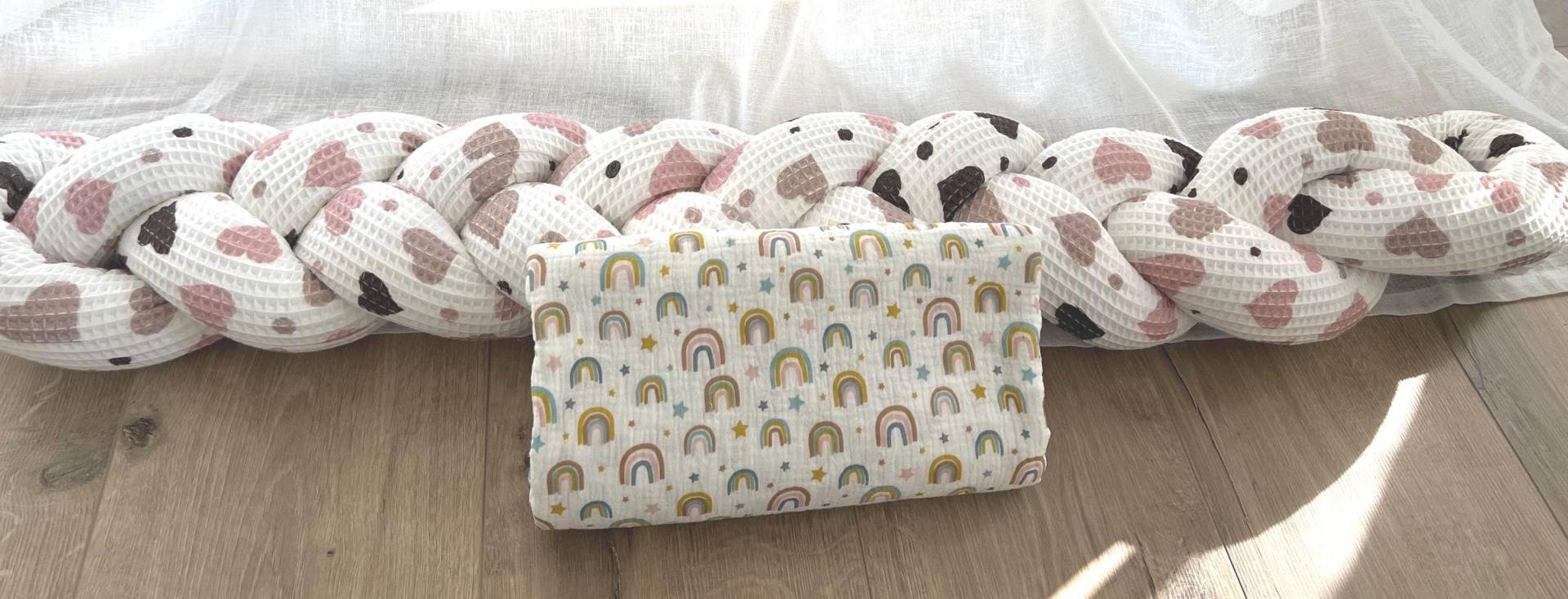 Wickeltisch Umrandung, Geflochtene Schutzrolle, Regenbogen Pastell , Musselin Wickeltisch Umrandung, Geflochtene Schutzrolle, Regenbogen Pastell , Musselin von ZuckersuesseIdeen