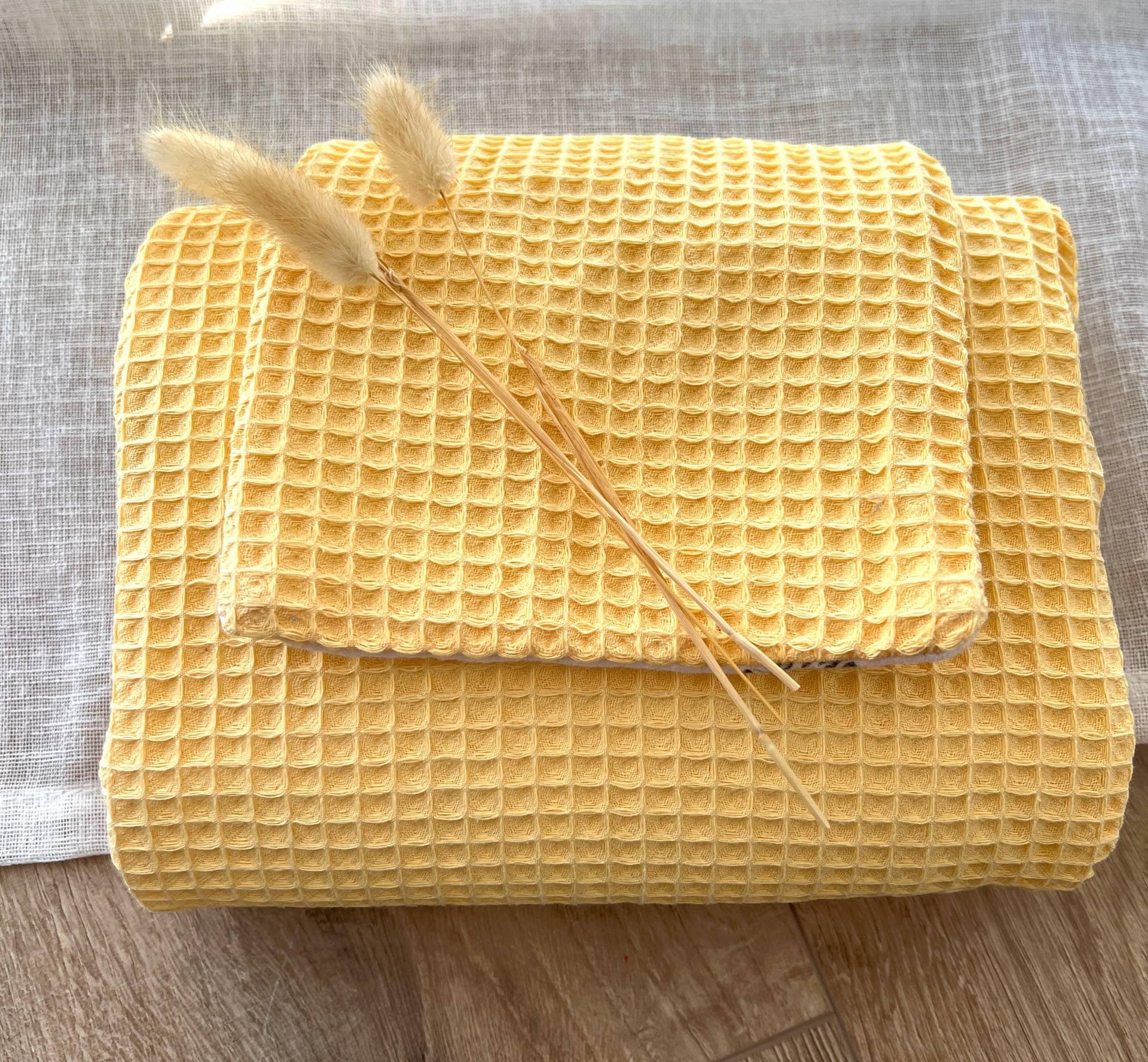 Wickelunterlage Für Unterwegs Blümchen Tiere/Gelb Wickelunterlage Für Unterwegs Blümchen Tiere/Gelb von ZuckersuesseIdeen