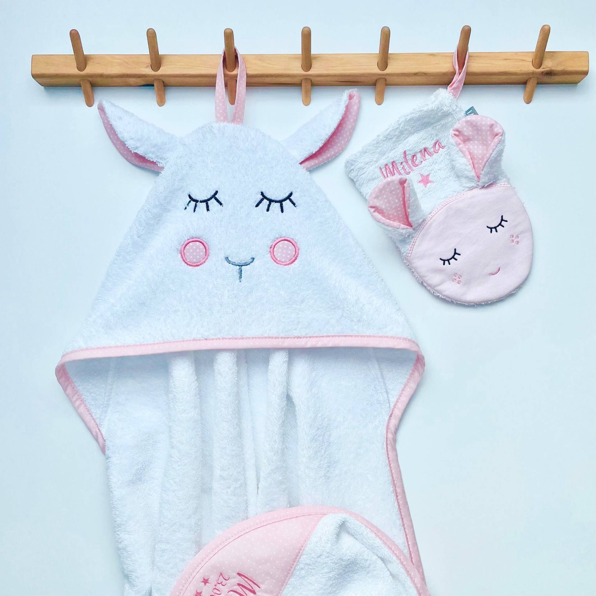 Badeset "Schäfchen Emily" Mit Ohren-Personalisierbar Stickerei Badeset "Schäfchen Emily" Mit Ohren-Personalisierbar Stickerei von acawi