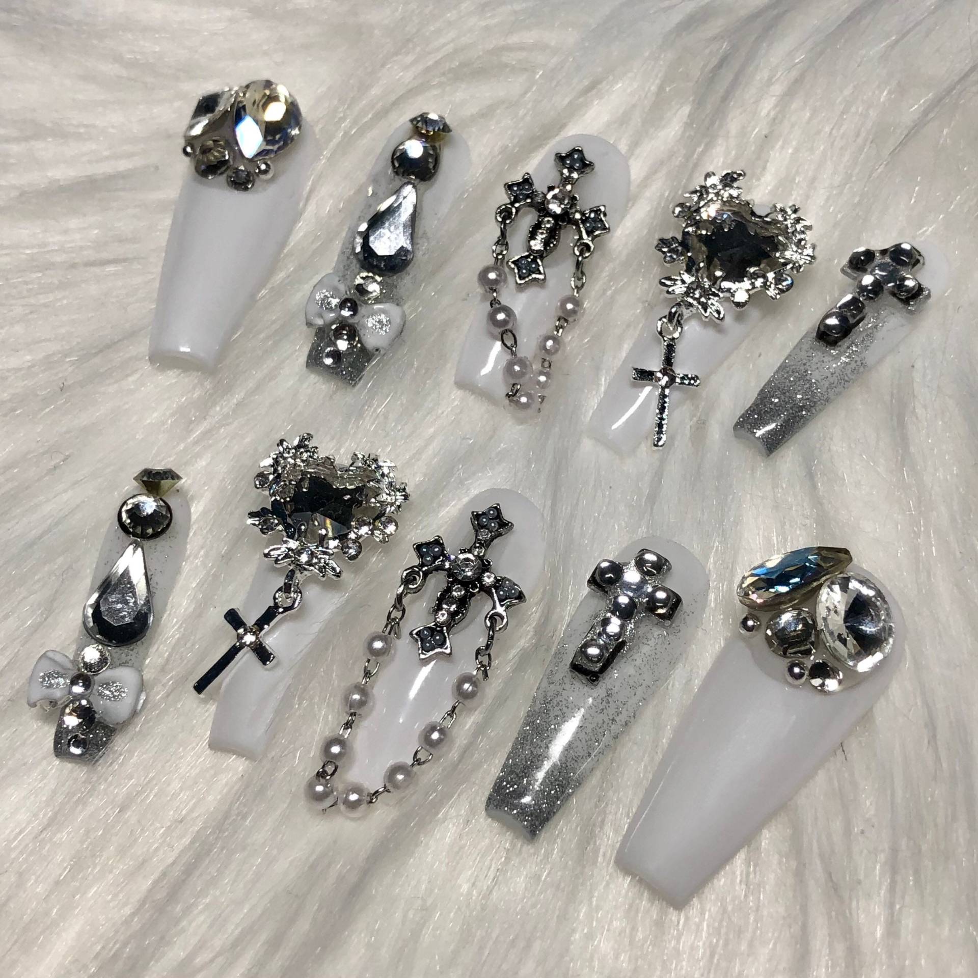 White Emo Goth Press On Nails Mit Charms Hochzeit Geschenk Valentinstag 2025 White Emo Goth Press On Nails Mit Charms Hochzeit Geschenk Valentinstag 2025 von anjsnails