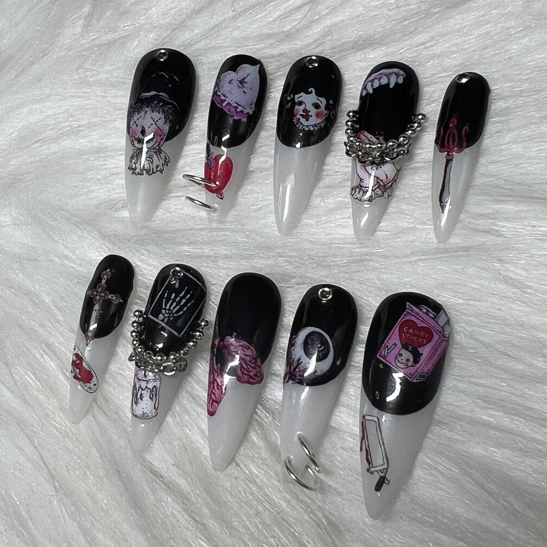 stiletto Black & White Press On Nails Mit Emo/Gothic/Grunge/Punk Aufklebern Und Piercings - Abschlussball 2024 Geschenk von anjsnails