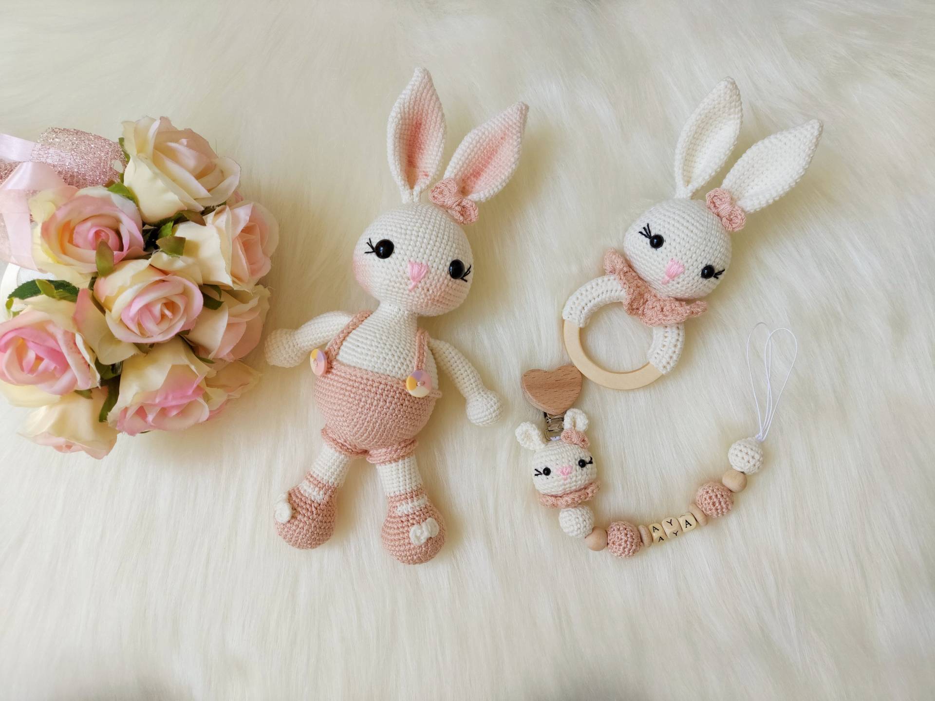 Personalisierbares Baby Geschenk, Ostern Gehäkeltes Set, Gehäkelte Hase Rassel Und Schnullerkette Babyshower Amigurumi Stoffhase von banunur