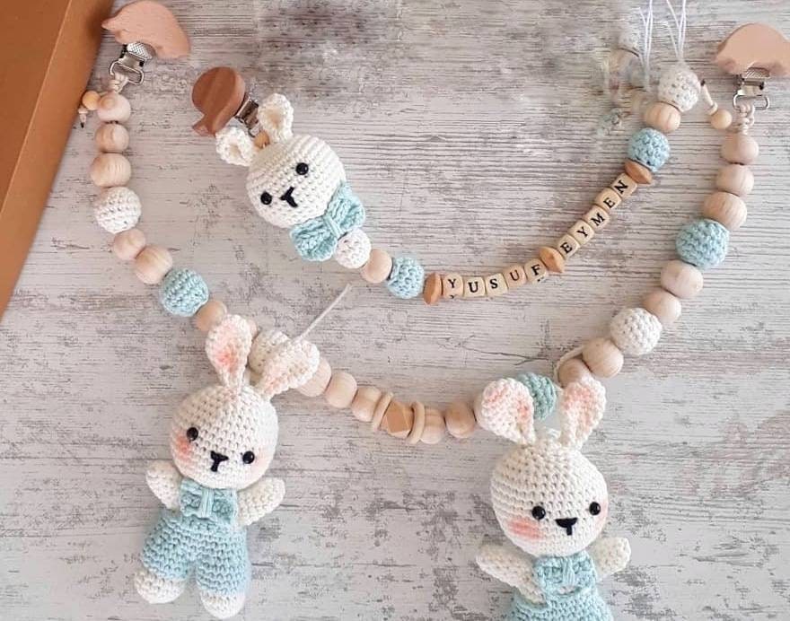 Weihnachtsgeschenk Personalisiertes Hasen Schnullerkette Set, Handgemachte Babyshower Geschenk, Croch Bunny Kinderwagen Spielzeug, Handmade Geschenk von banunur