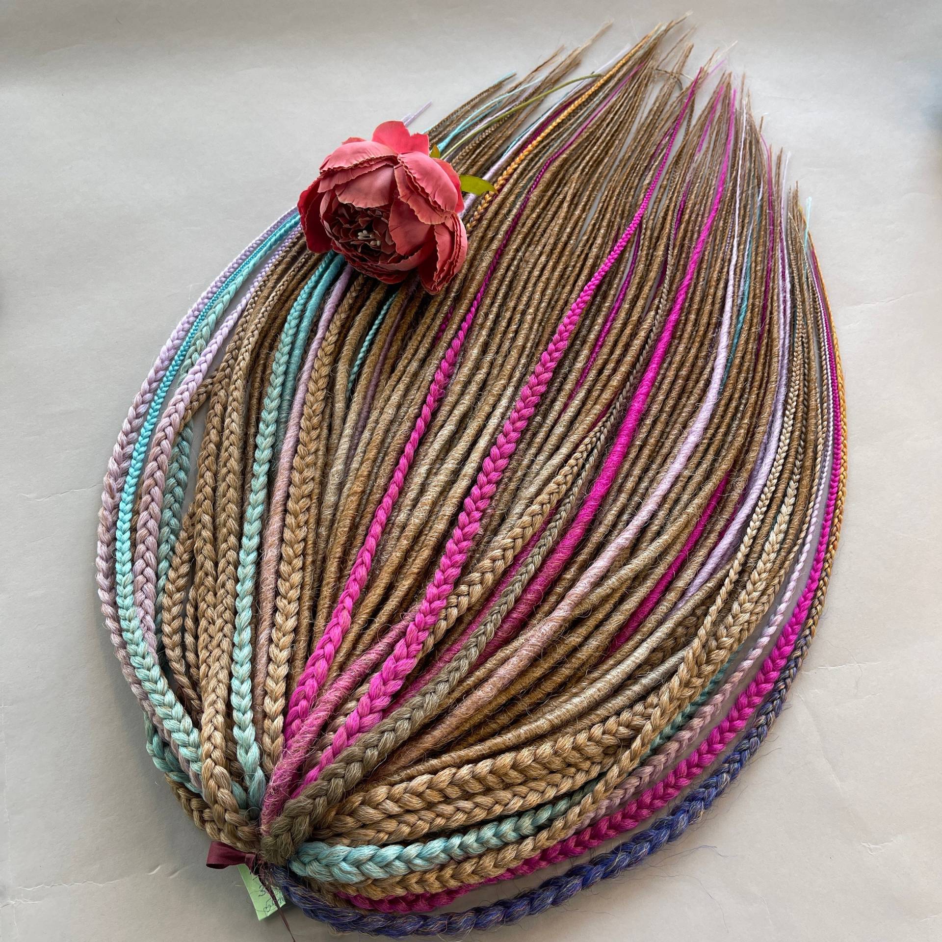 Natürliche Look Dreadlocks Mit Bunten Zöpfen Handgemacht | Komplettset 55 De Premium Kanekalon Volumen Natürliche Look Dreadlocks Mit Bunten Zöpfen Handgemacht | Komplettset 55 De Premium Kanekalon Volumen von batonovadreadlocks
