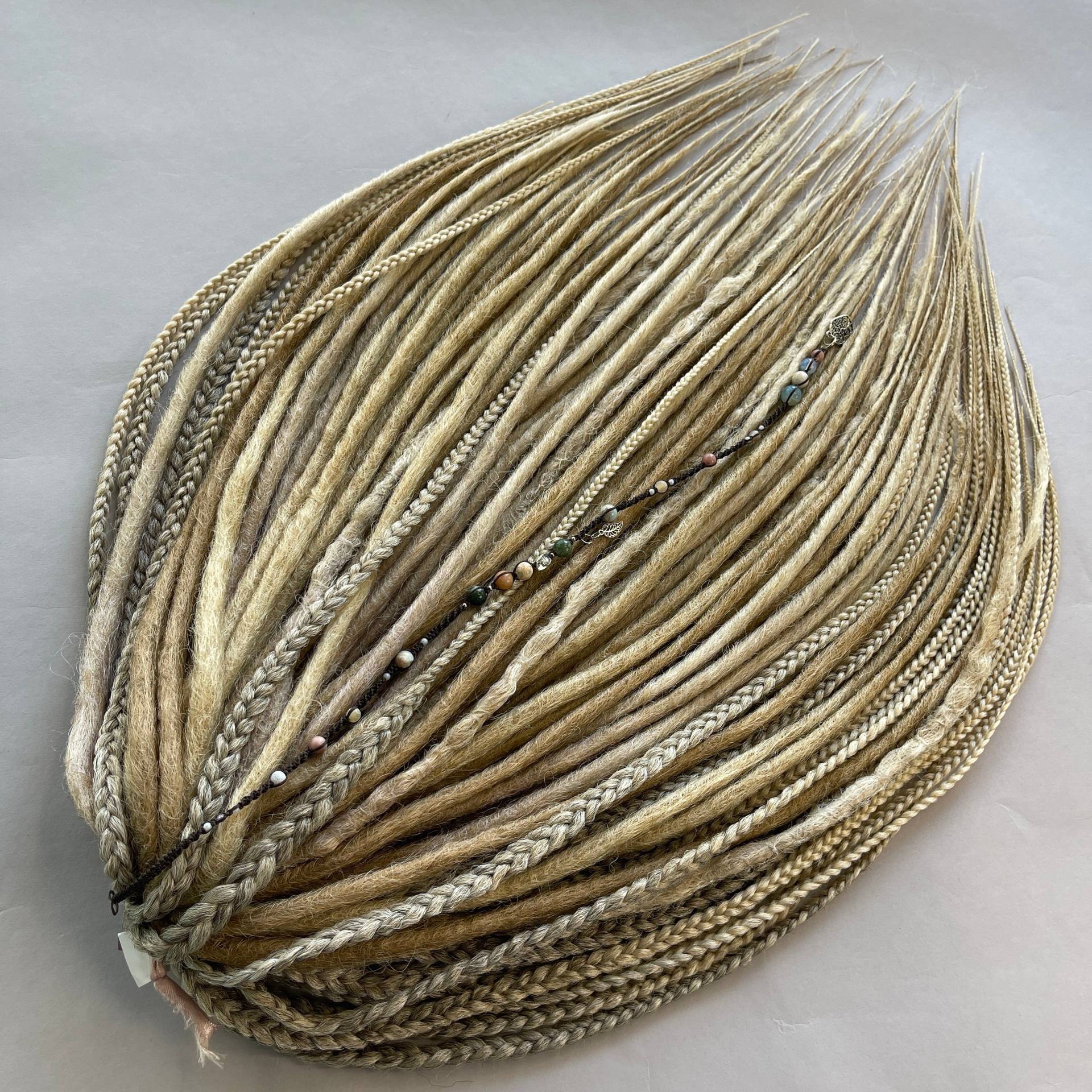 Natürliche Look Dreadlocks Mit Zöpfen Schmutzig Blond Handgemacht | Komplettset 55 De Premium Kanekalon Band Blonde Natürliche Look Dreadlocks Mit Zöpfen Schmutzig Blond Handgemacht | Komplettset 55 De Premium Kanekalon Band Blonde von batonovadreadlocks