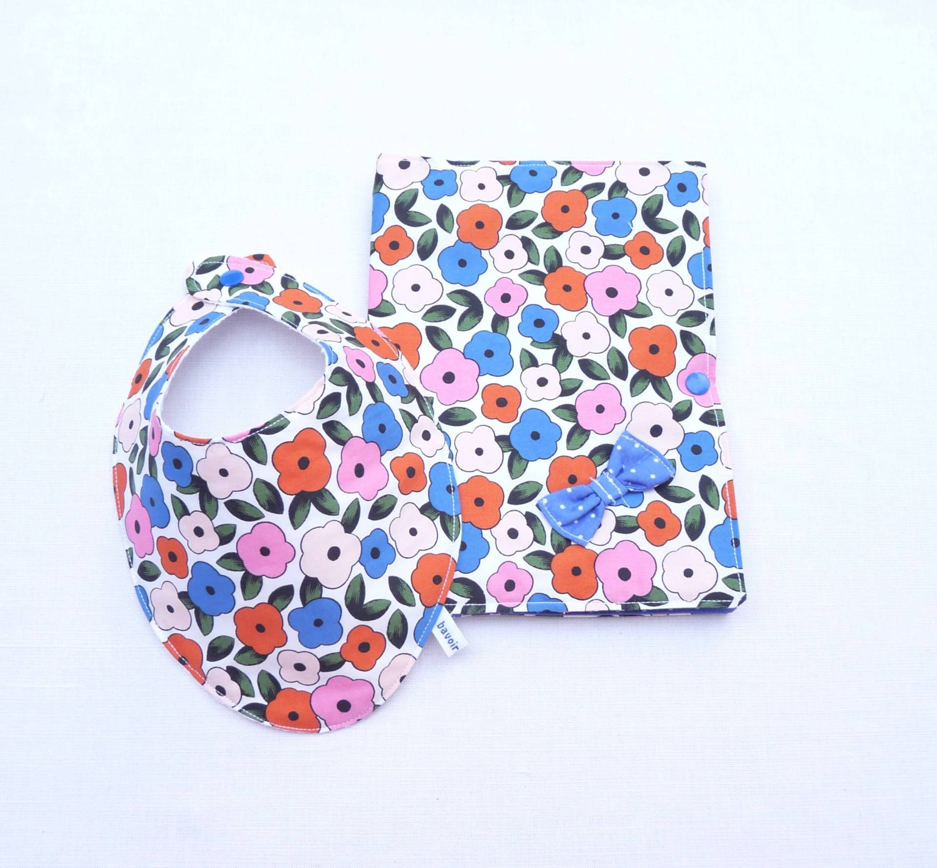 Ensemble Naissance Protège Carnet De Santé/Bavoir « Lilou » Fille Ensemble Naissance Protège Carnet De Santé/Bavoir « Lilou » Fille von bavoirsetcie