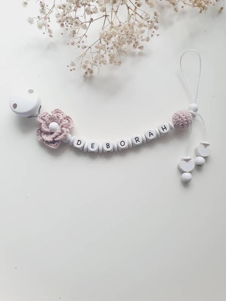 Gehäkelte Blümchen Schnullerkette "Deborah" Personalisiert, Weiß, Altrosa, Herz von beckyshandmadeshop