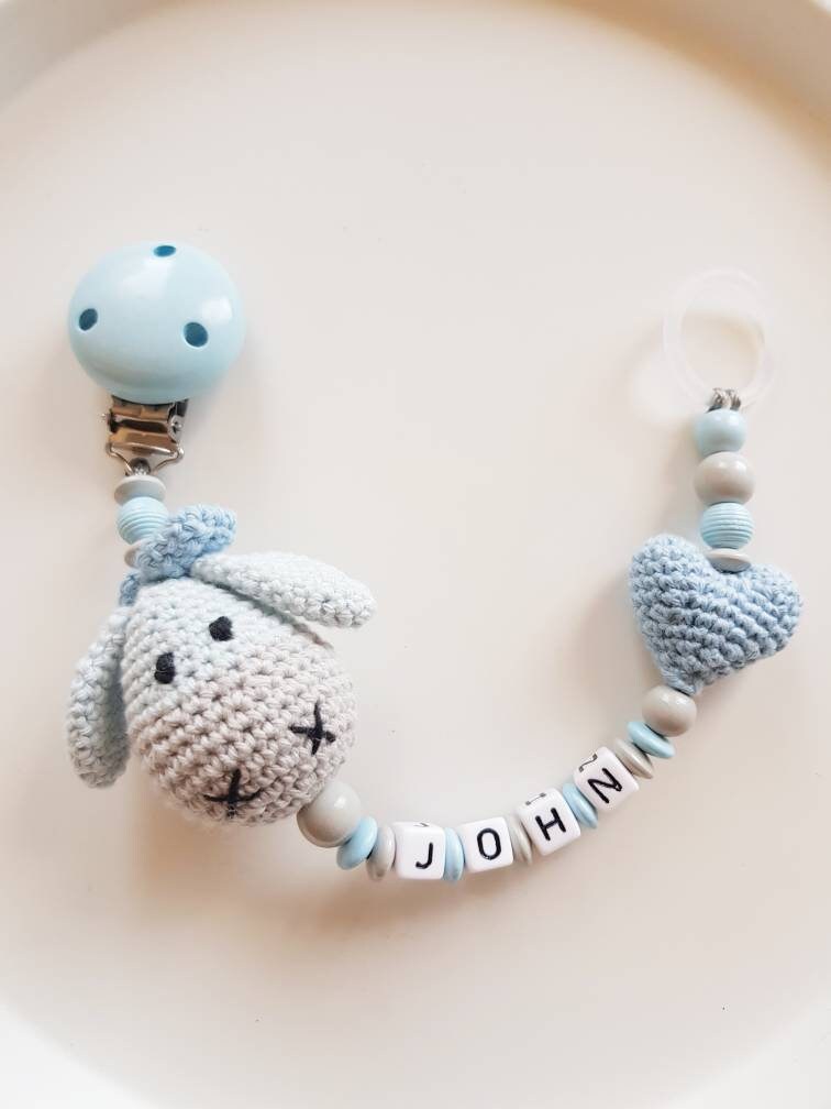Gehäkelte Esel Schnullerkette "Elo" Hellblau, Grau, Weiß, Personalisiert Gehäkelte Esel Schnullerkette "Elo" Hellblau, Grau, Weiß, Personalisiert von beckyshandmadeshop