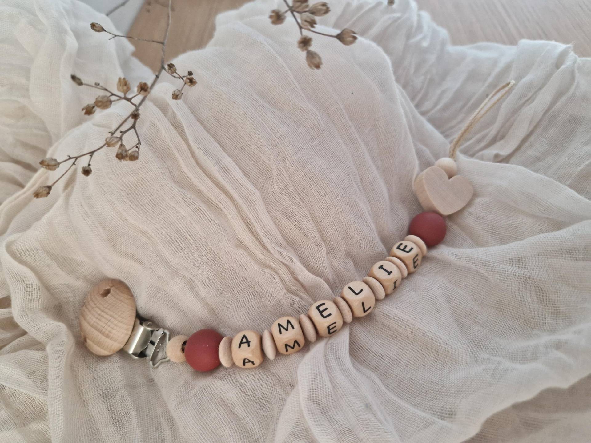 Gehäkelte Schnullerkette "Amelie" Personalisiert, Rost, Marone, Silikon, Mit Name, Holz, Herz Gehäkelte Schnullerkette "Amelie" Personalisiert, Rost, Marone, Silikon, Mit Name, Holz, Herz von beckyshandmadeshop