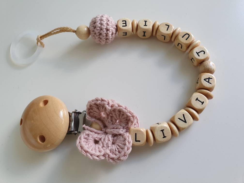 Gehäkelte Schnullerkette"Butterfly" Personalisiert, Doppelname, Altrosa Gehäkelte Schnullerkette"Butterfly" Personalisiert, Doppelname, Altrosa von beckyshandmadeshop