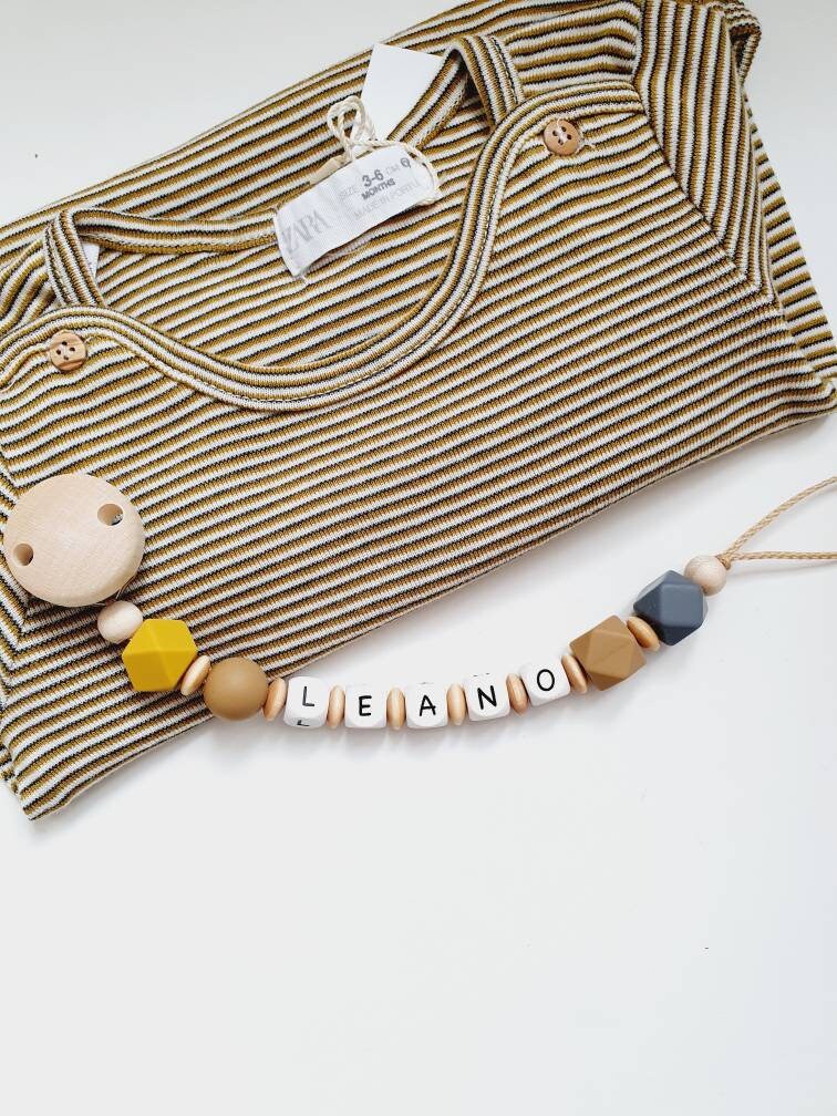 Gehäkelte Schnullerkette "Leano Grey" Personalisiert, Senfgelb, Braun, Beige Gehäkelte Schnullerkette "Leano Grey" Personalisiert, Senfgelb, Braun, Beige von beckyshandmadeshop