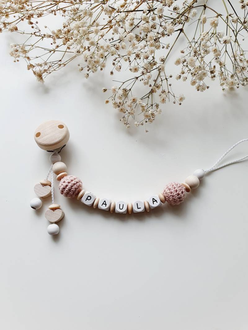 Gehäkelte Schnullerkette "Paula" Altrosa, Weiß, Herzchen von beckyshandmadeshop