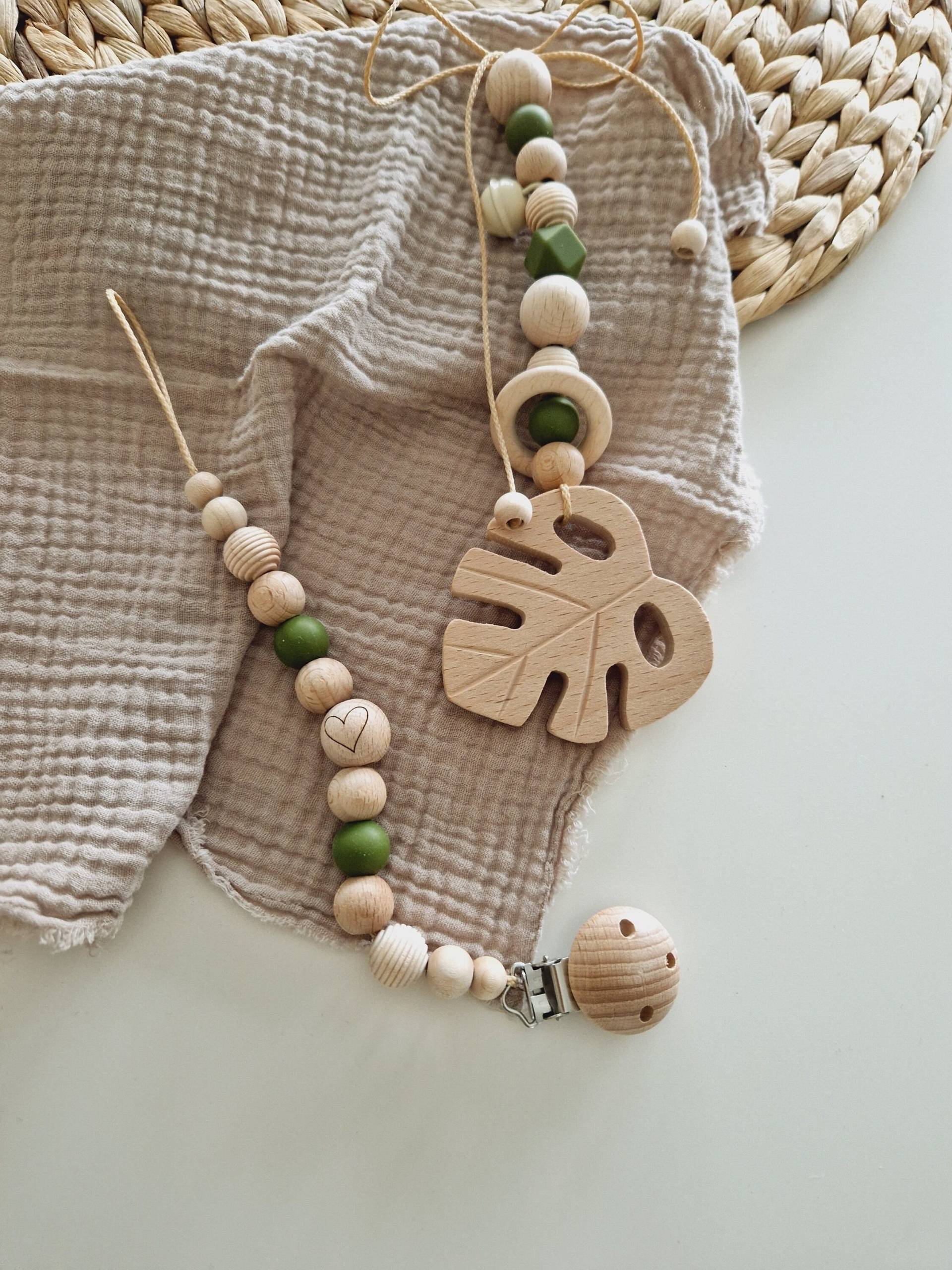 Gehäkelte Schnullerkette "Pure Heart" , Anhänger, Kinderwagenkette, Blatt, Olive, Grün, Dunkelgrün, Ohne Name, Herzchen, Silikon Gehäkelte Schnullerkette "Pure Heart" , Anhänger, Kinderwagenkette, Blatt, Olive, Grün, Dunkelgrün, Ohne Name, Herzchen, Silikon von beckyshandmadeshop