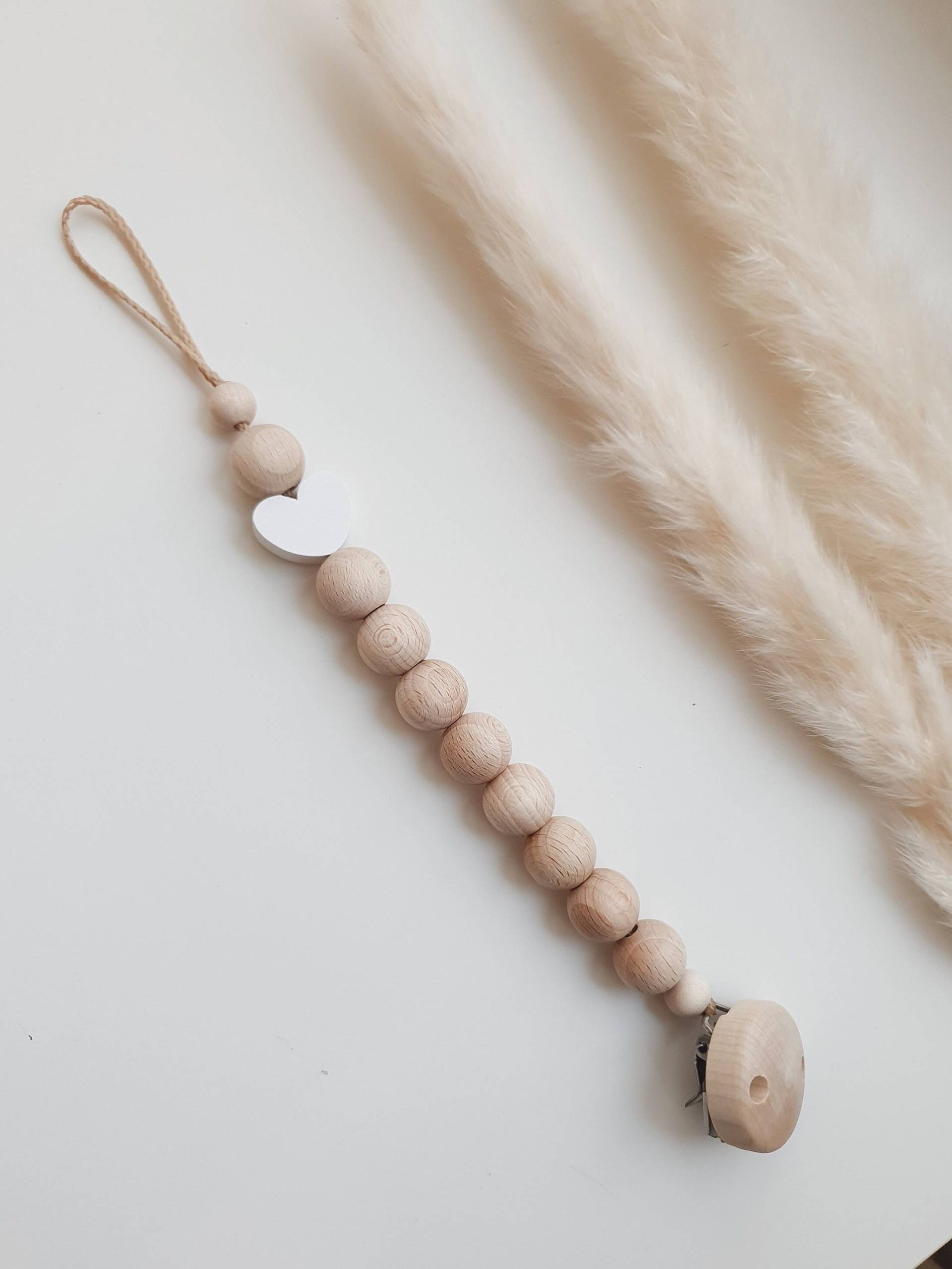 Gehäkelte Schnullerkette "Pure Love" Weiß, Herz, Herzchen Natur, Holz, Skandinavisch, Skandi, Holzperlen, Ohne Name, Schlicht Gehäkelte Schnullerkette "Pure Love" Weiß, Herz, Herzchen Natur, Holz, Skandinavisch, Skandi, Holzperlen, Ohne Name, Schlicht von beckyshandmadeshop