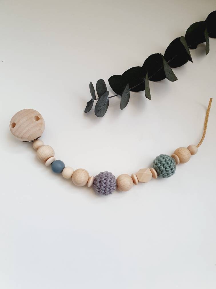 Gehäkelte Schnullerkette "Pure Nature" Eukalyptus, Salbei, Sage, Grün, Grau, Natur, Ohne Name, Holz, Beige, Silikon Gehäkelte Schnullerkette "Pure Nature" Eukalyptus, Salbei, Sage, Grün, Grau, Natur, Ohne Name, Holz, Beige, Silikon von beckyshandmadeshop