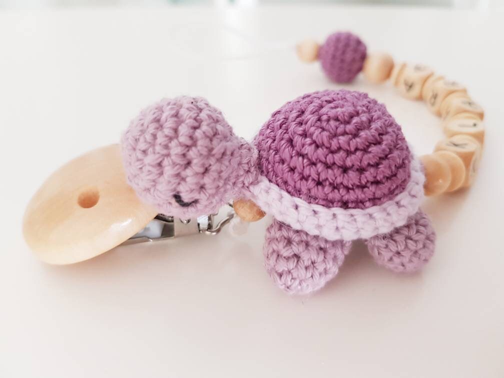 Gehäkelte Schnullerkette"Schildi" Personalisiert Gehäkelte Schnullerkette"Schildi" Personalisiert von beckyshandmadeshop