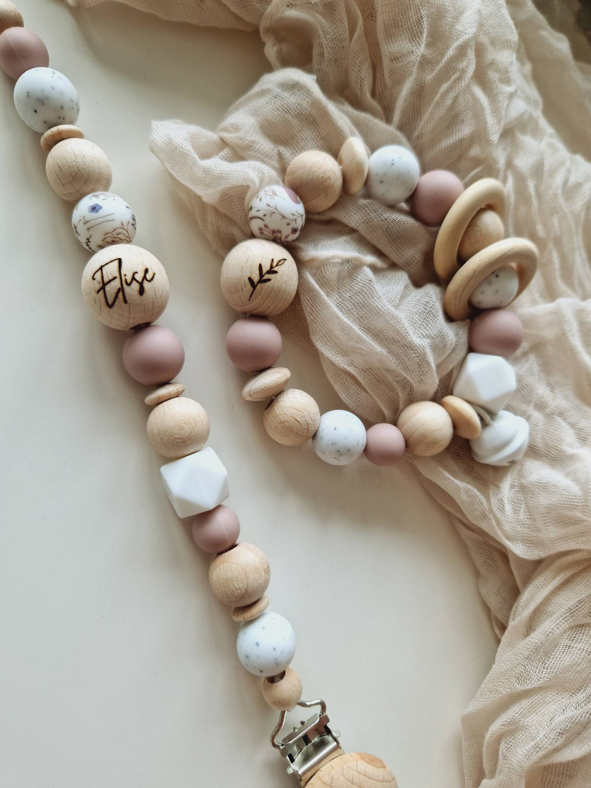 Schnullerkette, Greifring "Elise" Blush, Lavendel, Mauve, Weiß, Strazatella, Blümchen Silikonperle, Natur, Silikon, Blatt, Holz, Gravur Name Schnullerkette, Greifring "Elise" Blush, Lavendel, Mauve, Weiß, Strazatella, Blümchen Silikonperle, Natur, Silikon, Blatt, Holz, Gravur Name von beckyshandmadeshop