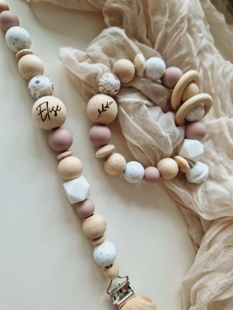 Schnullerkette, Greifring "Elise" Blush, Lavendel, Mauve, Weiß, Strazatella, Blümchen Silikonperle, Natur, Silikon, Blatt, Holz, Gravur Name von beckyshandmadeshop