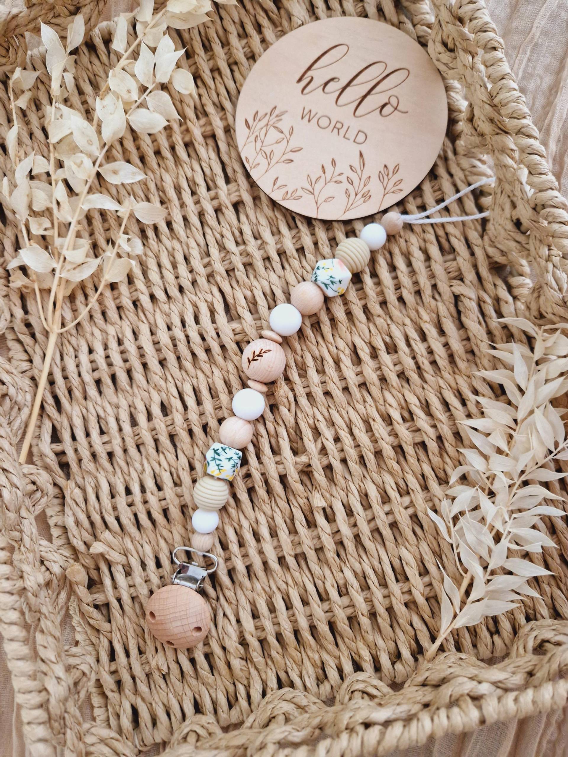 Schnullerkette "Blatt Bunt" Blumen, Beige, Weiß, Geblümt, Natur, Silikon, Blätter, Holz, Gravur Blatt, Holzperlen, Ohne Name Schnullerkette "Blatt Bunt" Blumen, Beige, Weiß, Geblümt, Natur, Silikon, Blätter, Holz, Gravur Blatt, Holzperlen, Ohne Name von beckyshandmadeshop