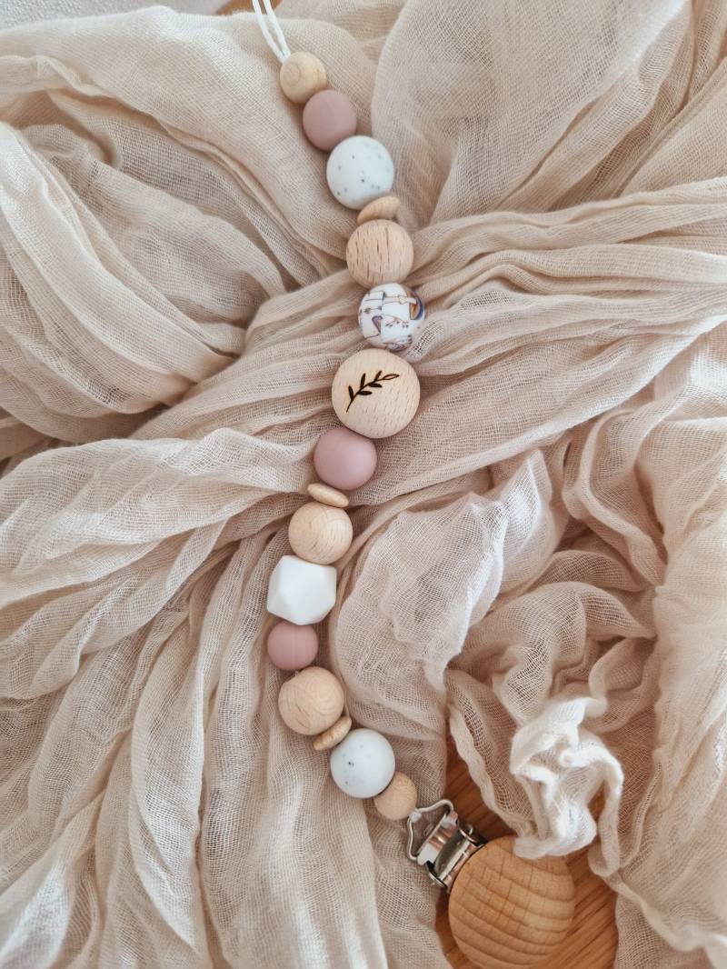 Schnullerkette "Blatt" Flieder, Lila, Weiß, Strazatella, Natur, Silikon, Blätter, Holz, Gravur Blatt, Holzperlen, Ohne Name von beckyshandmadeshop