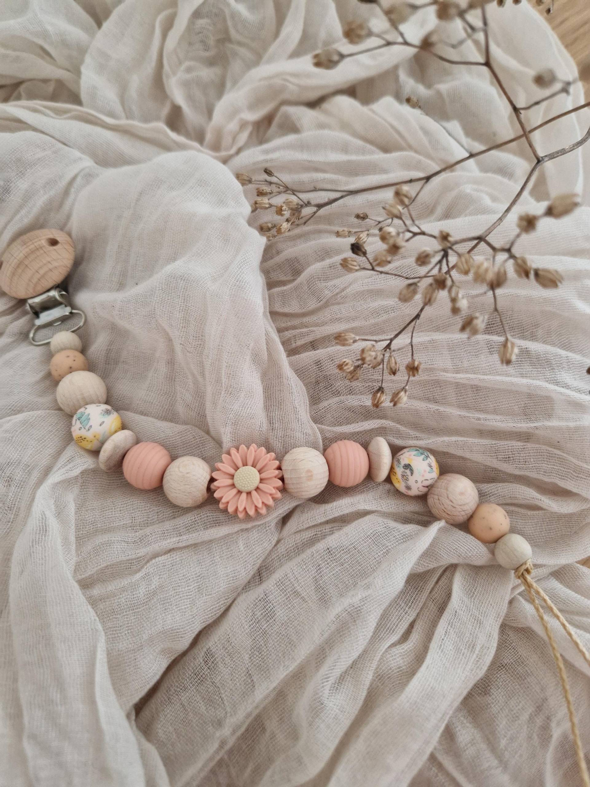 Schnullerkette "Daisy Apricot " Apricot, Orange, Geblümt, Blume, Margarite, Gänseblümchen, Kamille, Natur, Silikon, Holz, Rillenperle, Girl Schnullerkette "Daisy Apricot " Apricot, Orange, Geblümt, Blume, Margarite, Gänseblümchen, Kamille, Natur, Silikon, Holz, Rillenperle, Girl von beckyshandmadeshop